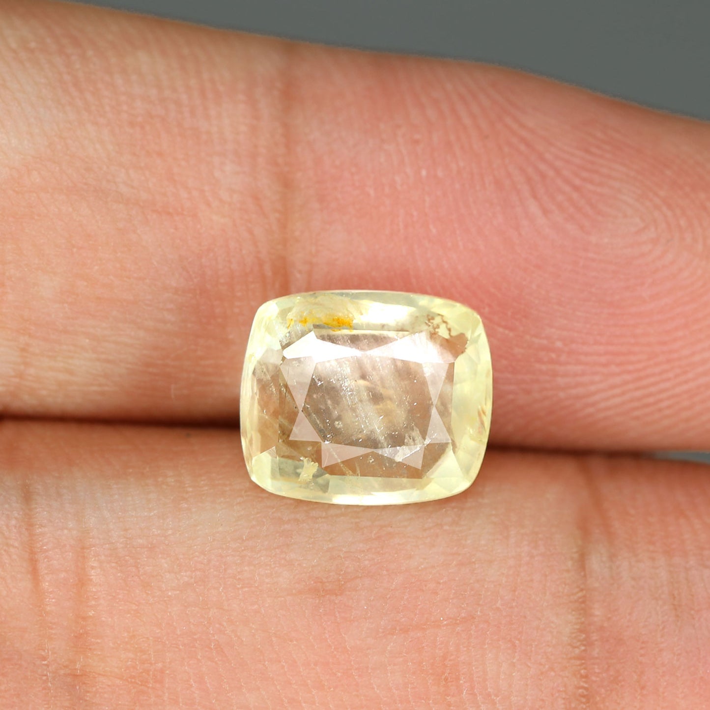 Natural Yellow Sapphire( Pukhraj) Srilanka Cts 5.05 Ratti 5.56