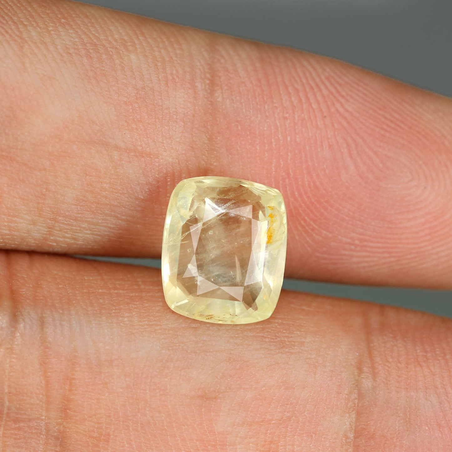 Natural Yellow Sapphire( Pukhraj) Srilanka Cts 5.05 Ratti 5.56