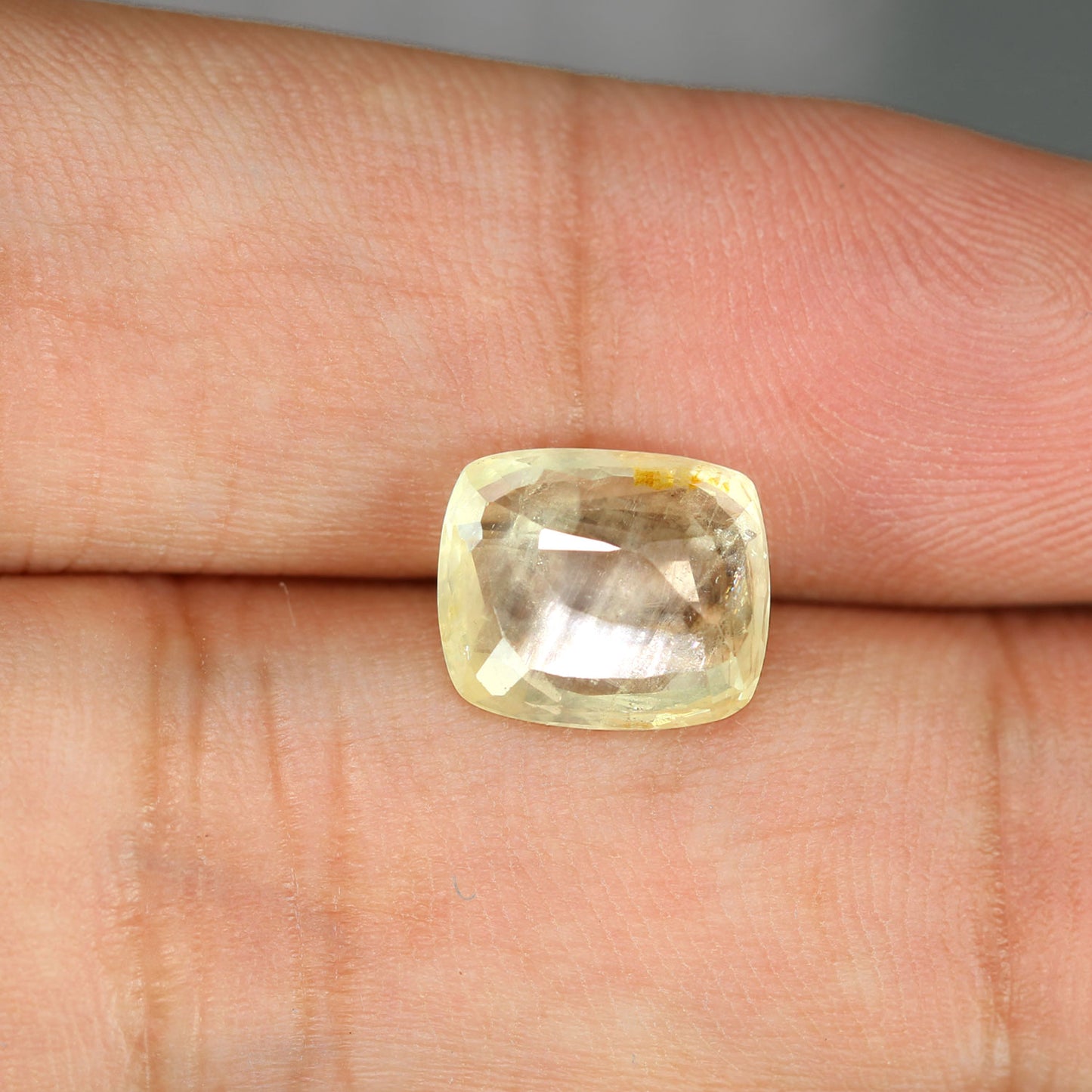 Natural Yellow Sapphire( Pukhraj) Srilanka Cts 5.05 Ratti 5.56